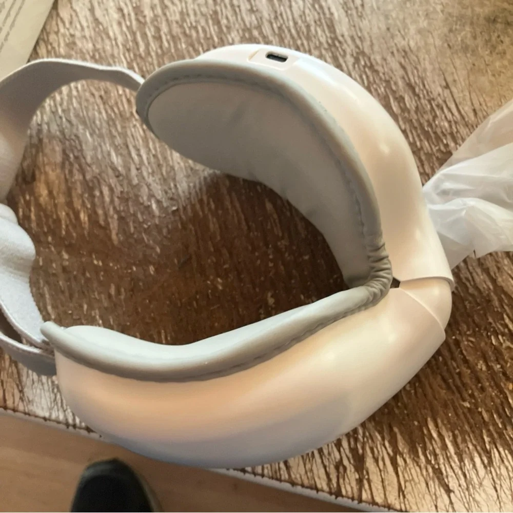 Glow Premium Eye Massager in White